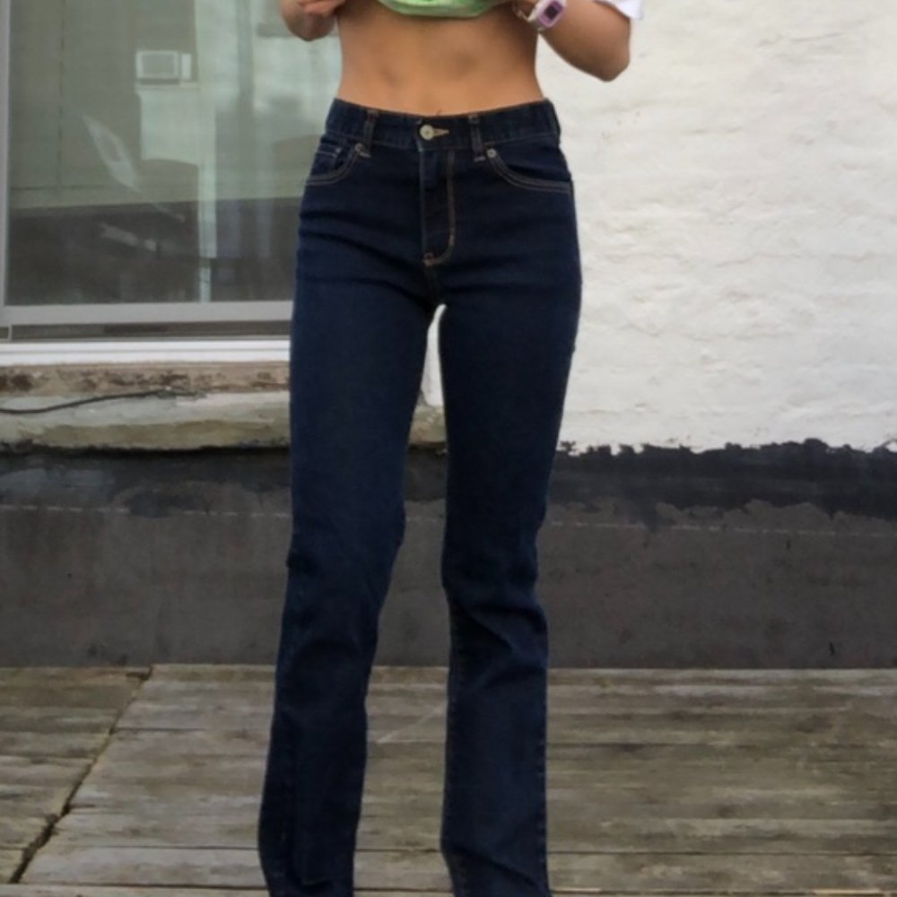 dark wash comfy jeans💙Fits a size 24 waist…